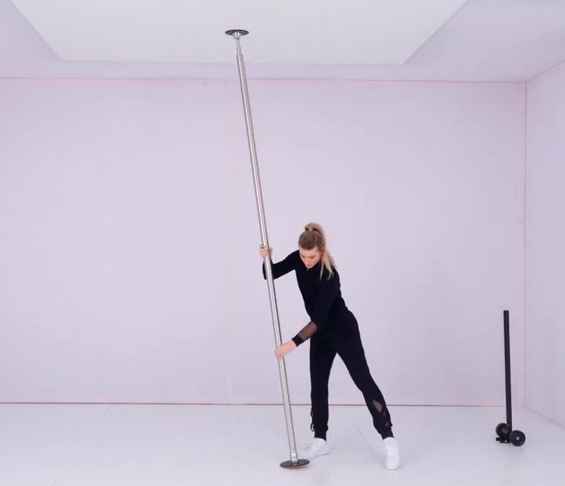 Il palo Lupit PRO messo in verticale tra pavimento e soffitto